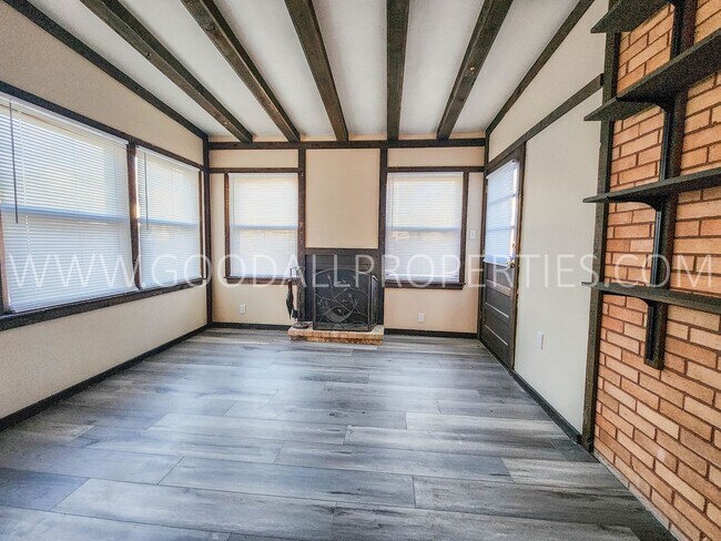 Building Photo - 3 Bedroom Beaverdale Brick Home with detac...
