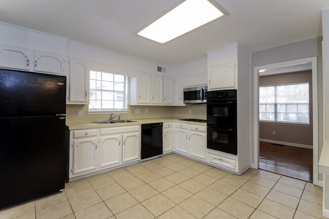 Building Photo - Lovely 3 Bedroom in Hueytown