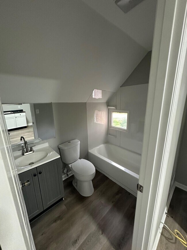 Building Photo - 1st Floor - 3 Bed 1 Bath