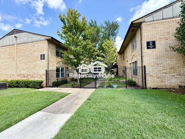 Building Photo - 2 Bed / 2 Bath Condo in Gated, Secluded Community – Just Steps from the Pool!