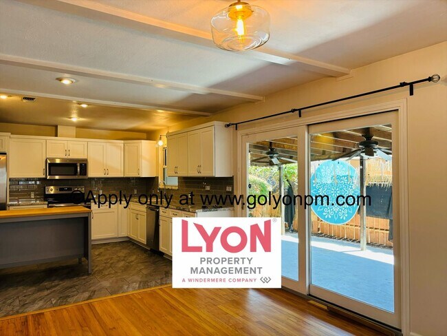 Building Photo - Updated beautiful 3 bedroom home w/ 2 car ...