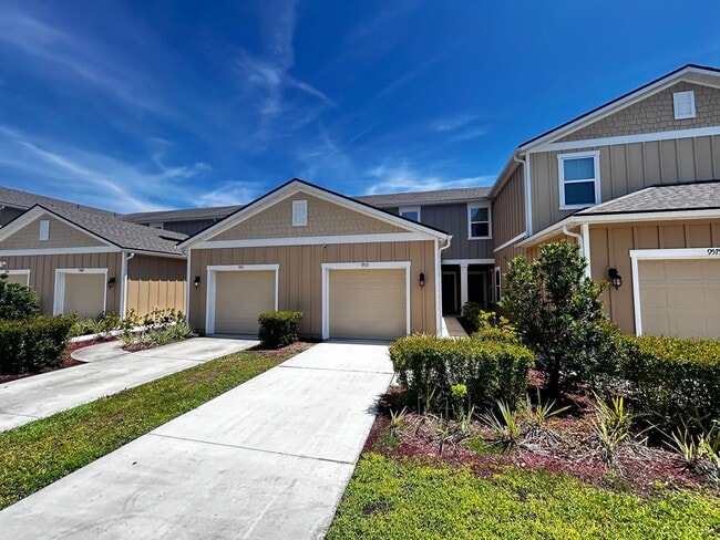 Building Photo - Immaculate 2/2.5 with the garage in the he...