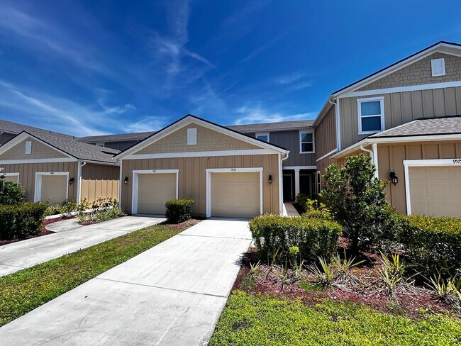 Foto del edificio - Immaculate 2/2.5 with the garage in the he...