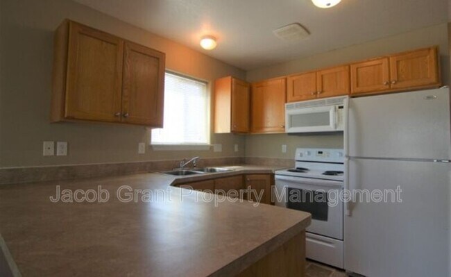 Building Photo - 980 Eve Dr