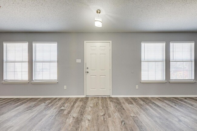 entryway - 1016 Mockingbird Dr