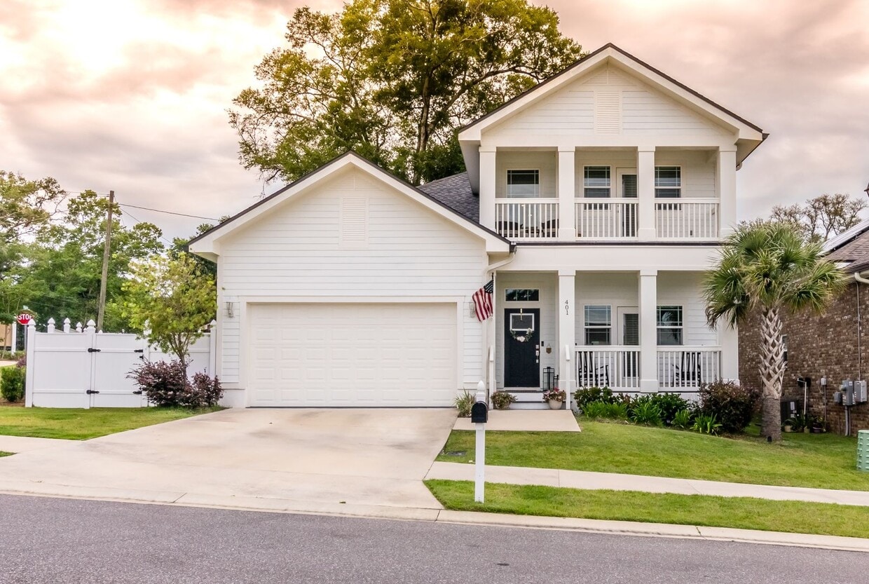 Primary Photo - 5/3 Two Story Home with Water-view in Nice...