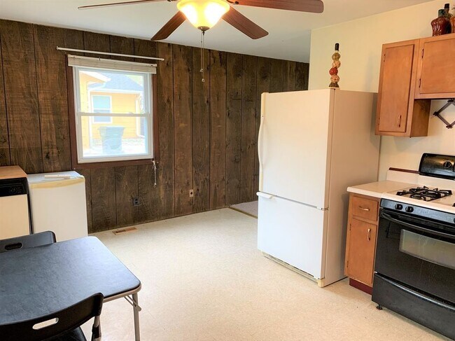 Building Photo - 2213 Lantern Hill Dr