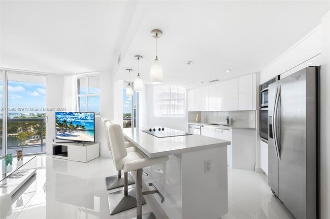 Building Photo - 5880 Collins Ave
