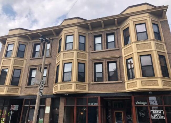 Building Photo - 526 W National Ave