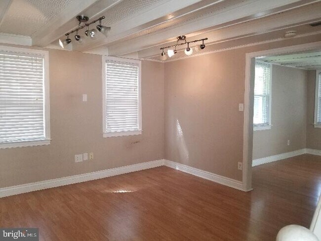 Building Photo - 117 3rd Ave