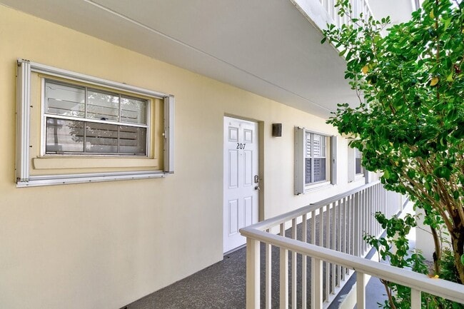 Building Photo - 1441 Ocean Dr