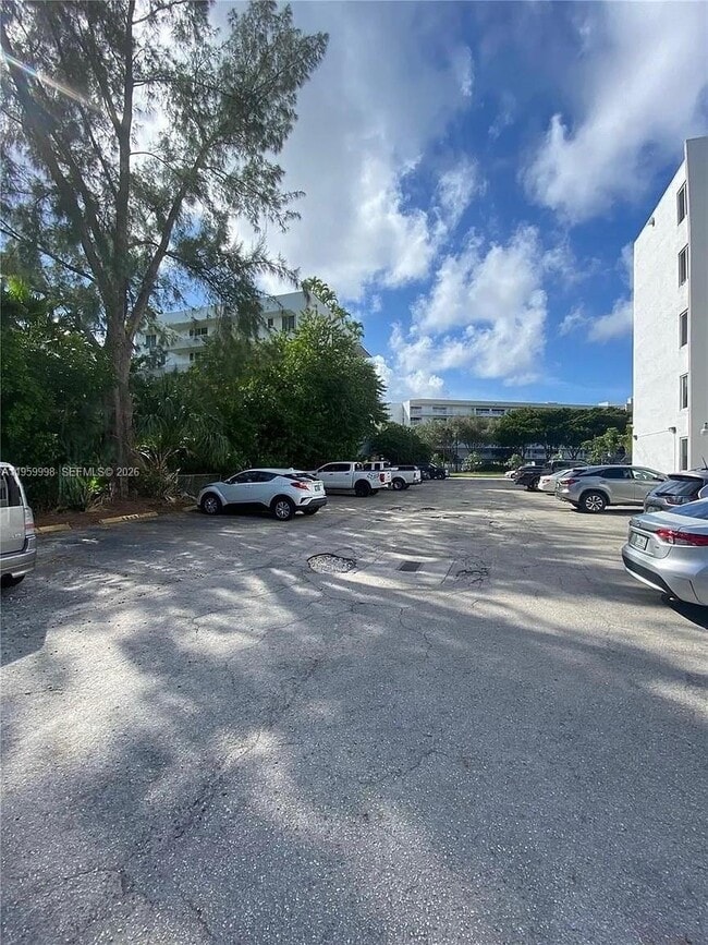 Foto del edificio - 250 180th Dr