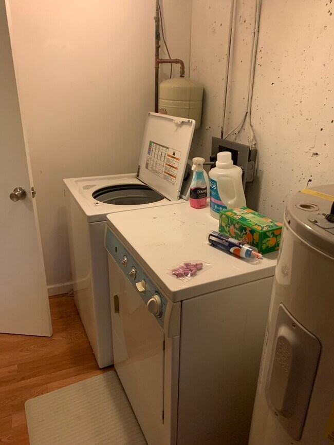 Building Photo - 2 Bedroom Condo Available for 6/1