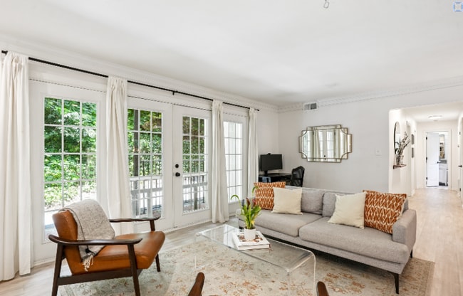 Foto del edificio - 311 Peachtree Hills Ave NE