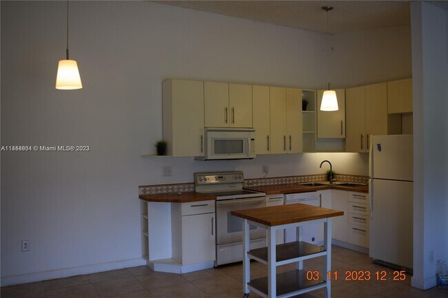 Foto del edificio - 4990 NW 102nd Ave