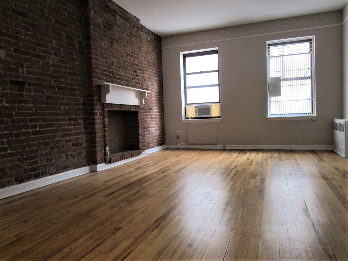 Foto principal - 323 E 61st St