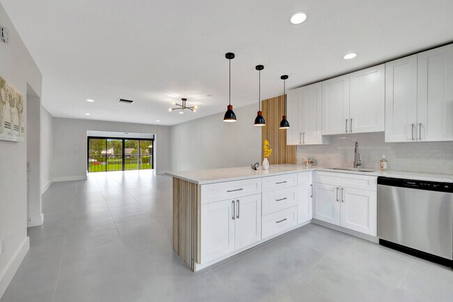 Foto del edificio - 7898 Eastlake Dr