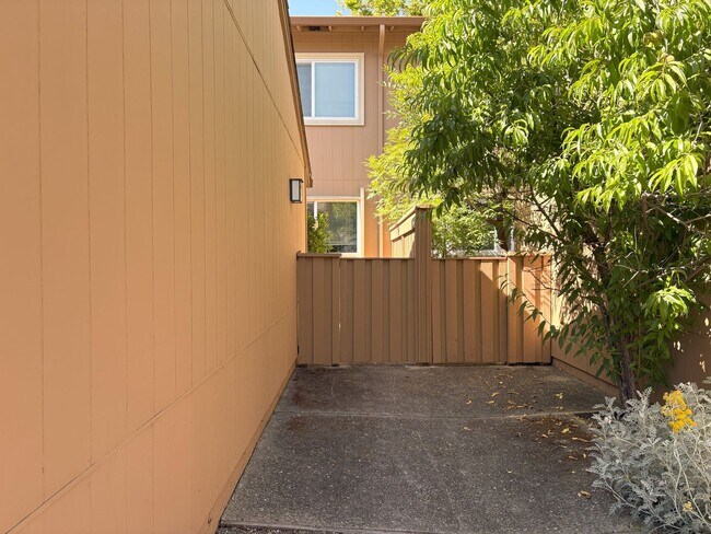 Foto del edificio - Beautifully Updated 3-Bedroom Townhome in ...