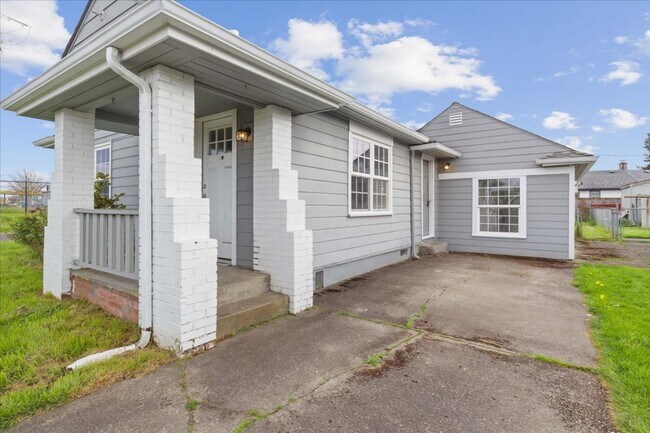 Building Photo - 704 SW 16th Ave