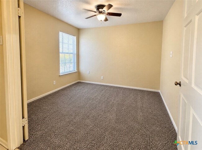 Foto del edificio - 2204 Lazy Ridge Dr