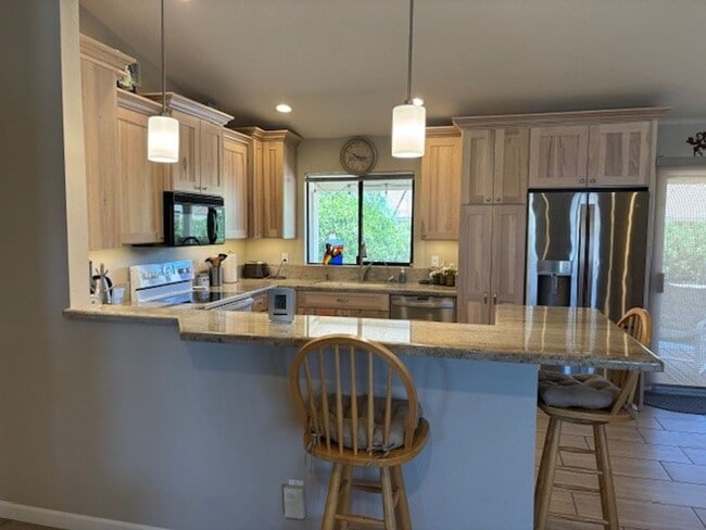 Building Photo - Welcome to this charming 2 bedroom, 2 bath...