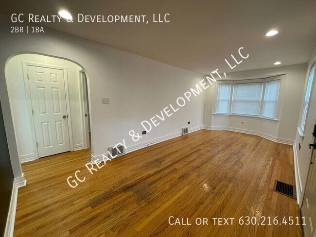 Foto del edificio - ***NEW LISTING!! / ELMWOOD PARK / UPDATED ...