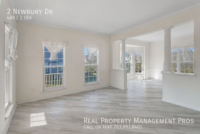 Foto del edificio - 2 Newbury Dr