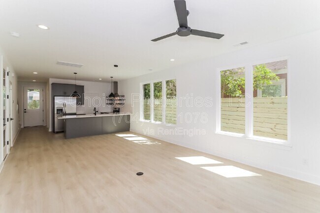 Foto del edificio - 422 Sylvania Ave