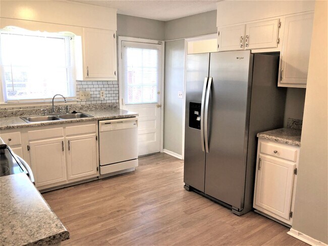Building Photo - SW Large Brick Home, Updated Kitchen & Bat...