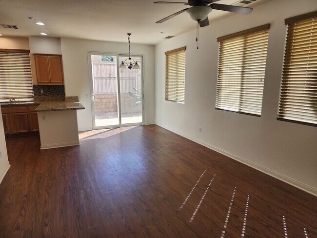 Building Photo - 2 Bedroom Townhome w/Attached 1 Car Garage...