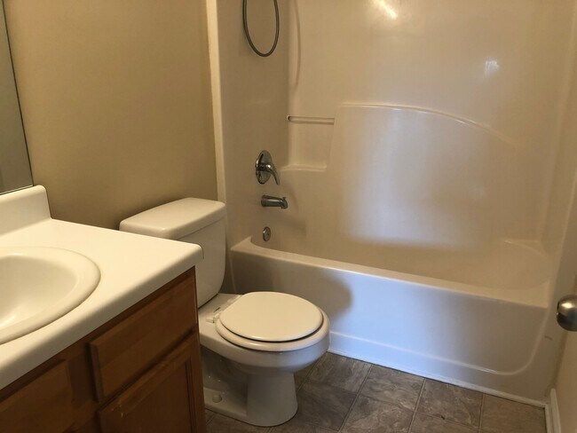 Foto del edificio - BRIDGEWATER HOME! PRE-LEASING FOR AUGUST!