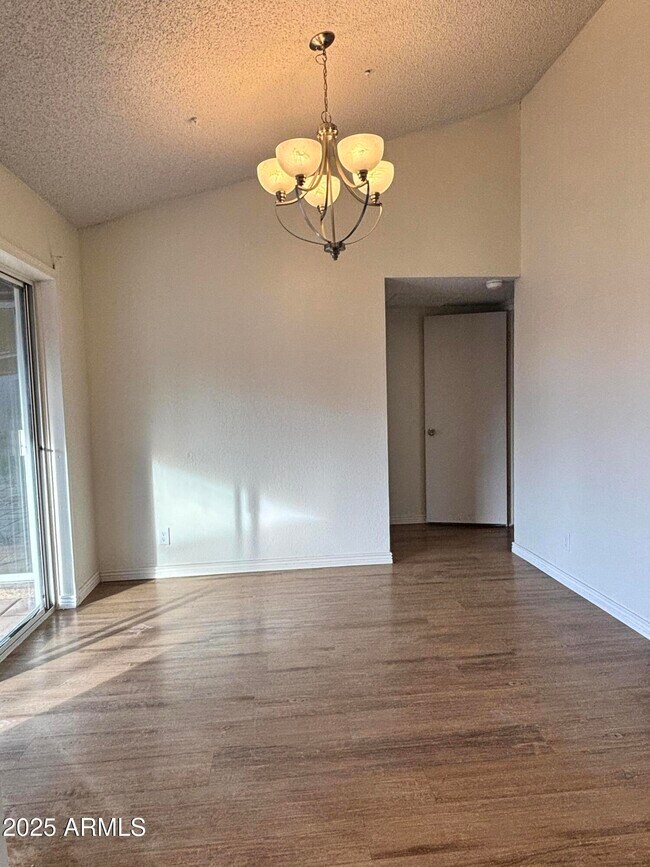 Foto del edificio - 8735 W Hazelwood St