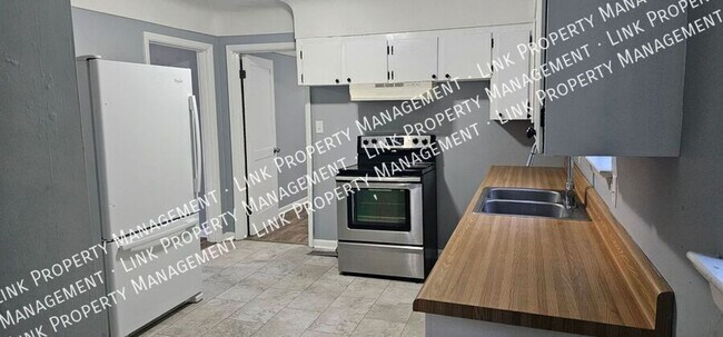 Foto del edificio - Fresh Painted 3 BR 1.5 BA in Red Bank for ...