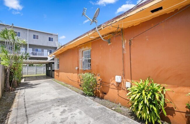 Foto del edificio - 3720 NW 20th Ct