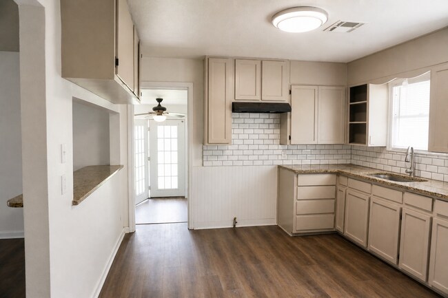 Foto del edificio - 3128 Speight Ave