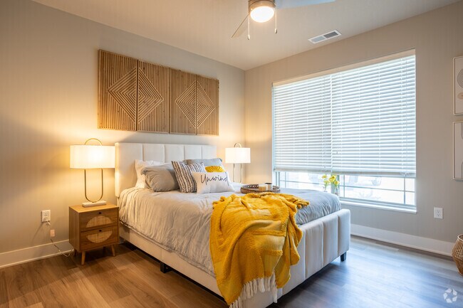 1 BR, 1BA - 904SF, primer dormitorio - Sterling at Prairie Trail North