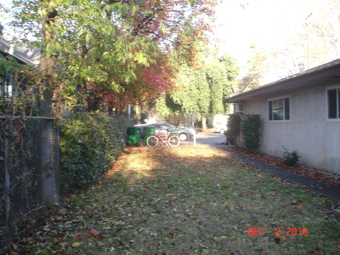 Building Photo - 528 Ivy St