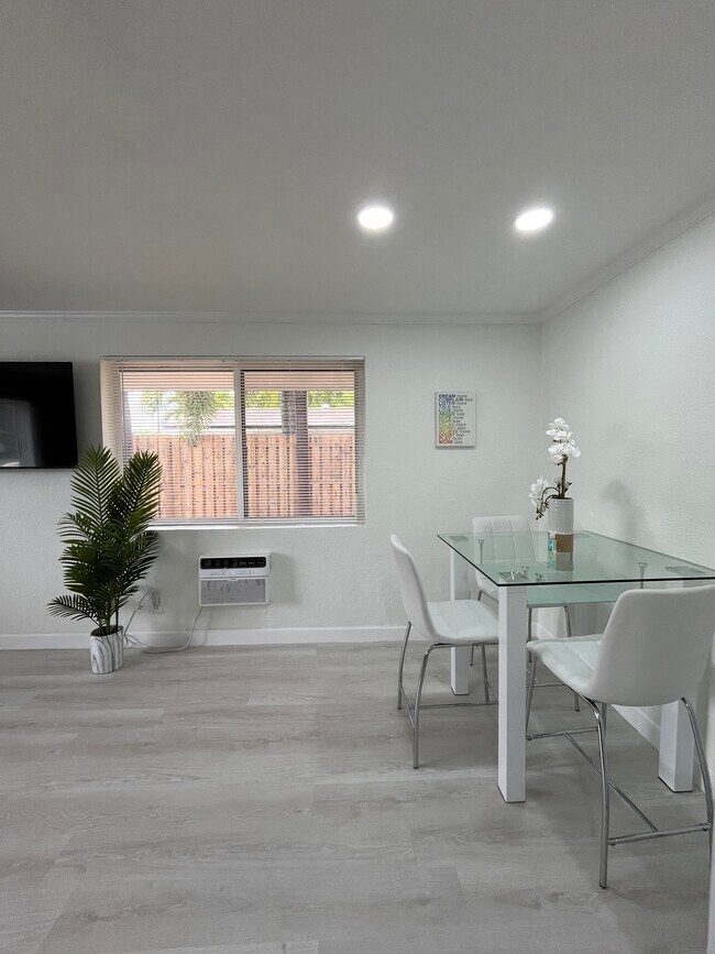 Furnished Unit - 1808 NE 11th Ave