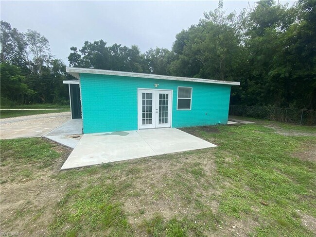 Building Photo - 10865 Russell Rd