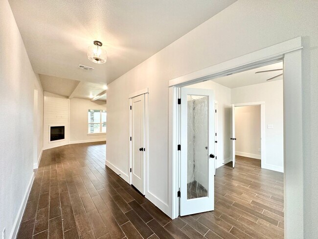 Building Photo - Viewable Now By Appointment!