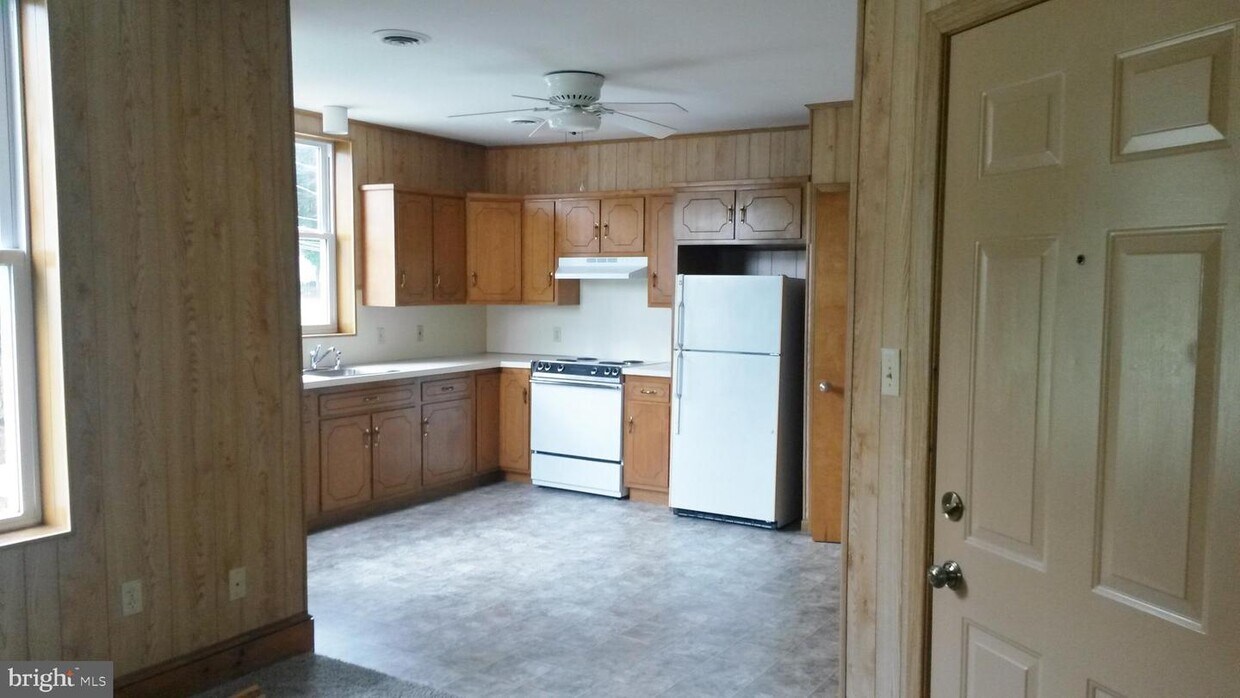 831 Newport Ave Unit 3, Gap, PA 17527 Room for Rent in Gap, PA
