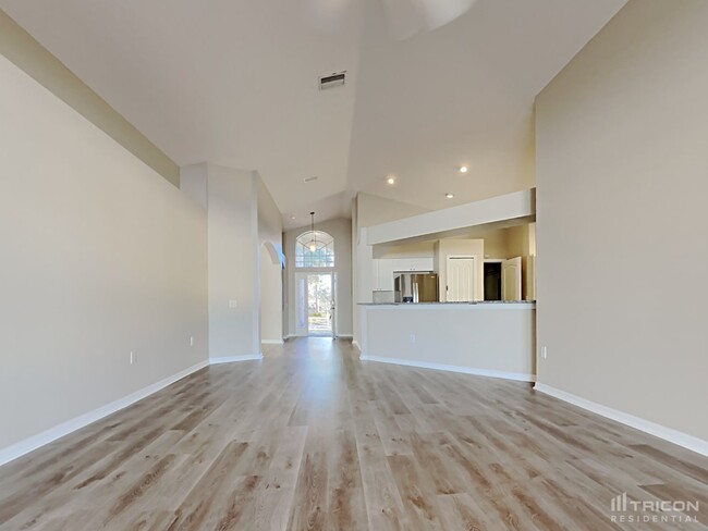 Foto del edificio - 10041 Creek Bluff Dr