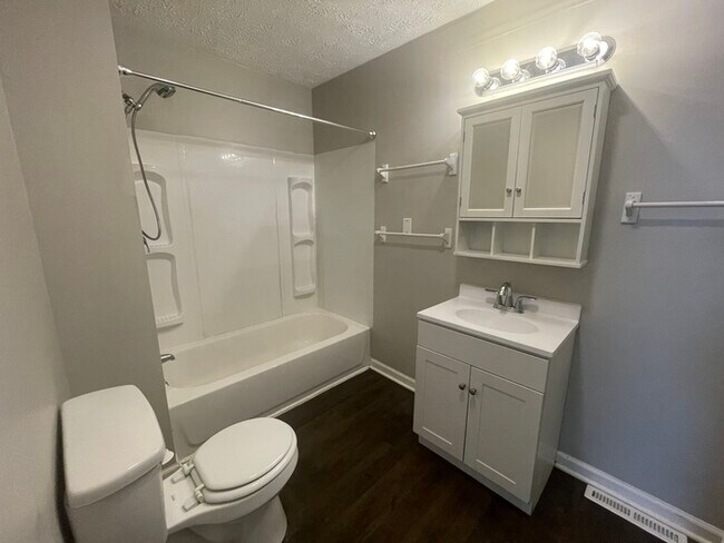 Building Photo - 2 Bedroom / 1 Bathroom Home