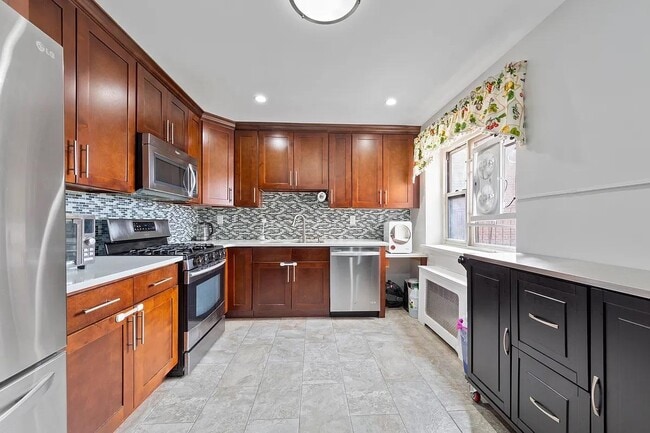 Building Photo - 2930 138th St - 2930 138th