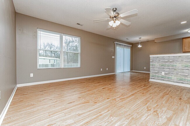 Foto del edificio - Please View 3D Virtual Walk-Through Before Scheduling a Showing