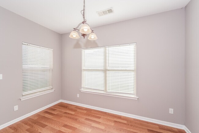 Building Photo - Stunning 4 Bedroom Home!
