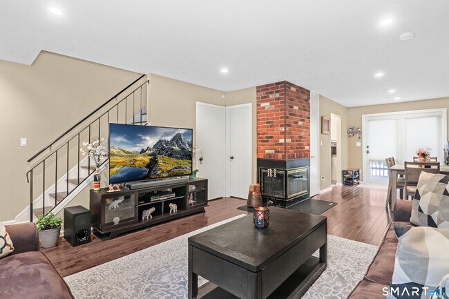 Building Photo - 14 1/2 Fairview Ave