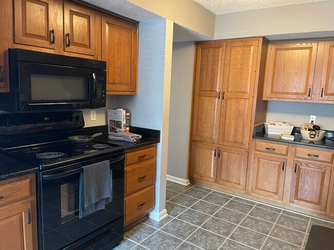 Foto del edificio - 2425 Cypress Ct