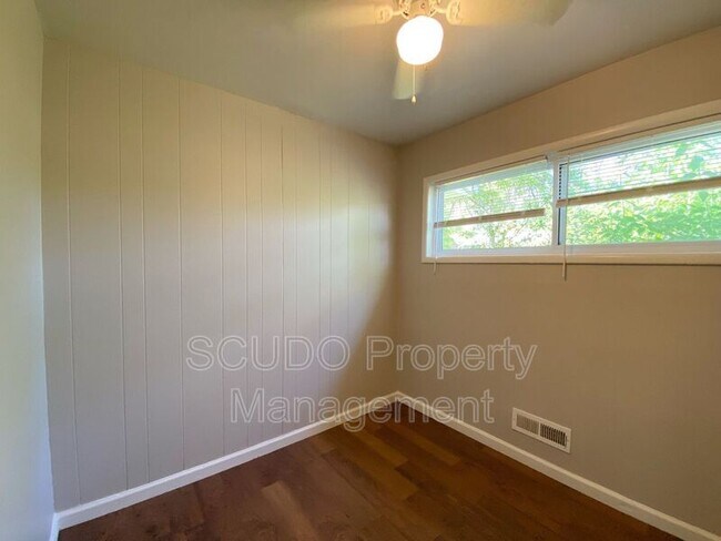 Foto del edificio - 10707 Bennington Ave