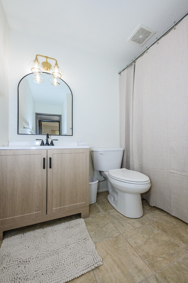 Baño del pasillo - 785 E Country Club Dr